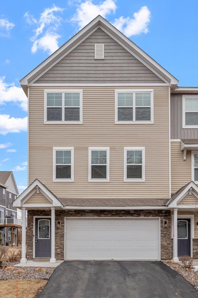 view of front facade featuring aphalt driveway and a garage