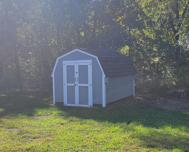 view of outdoor structure featuring a yard