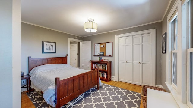 bedroom featuring crown molding, light hardwood / wood-style flooring, and a closet