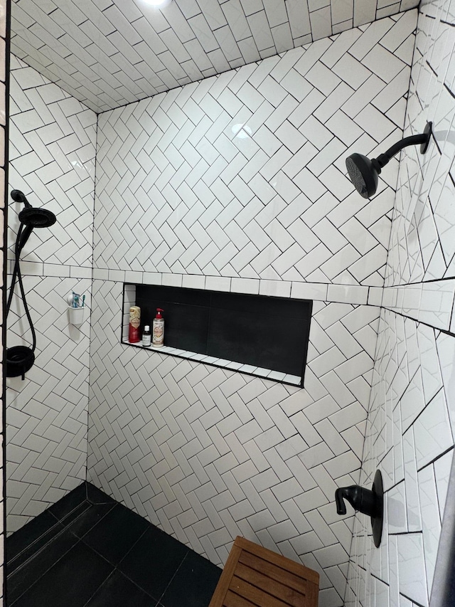 bathroom featuring a tile shower