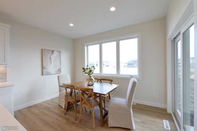 dining room featuring recessed lighting, light wood-style floors, visible vents, and baseboards