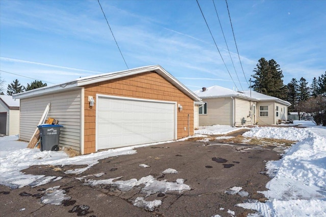 view of front of house with a detached garage and an outdoor structure