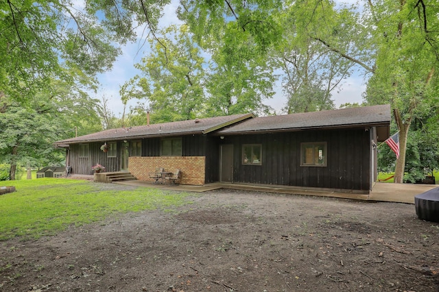 view of front of property featuring a front lawn