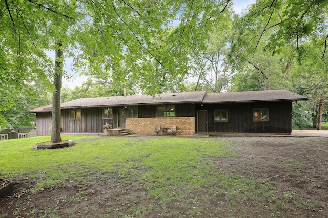 view of front of property featuring a front lawn