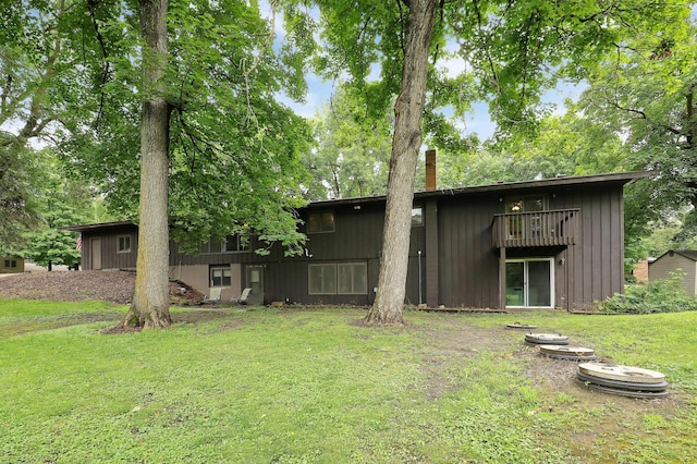 view of yard with a balcony