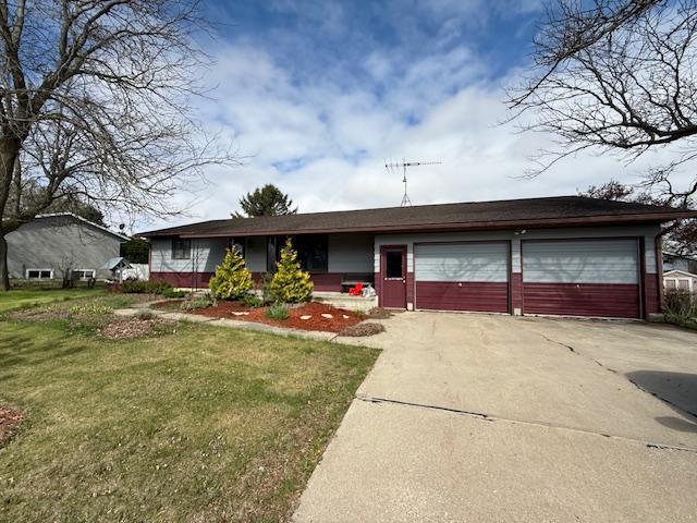 707 Hokah St N, Caledonia, MN 55921 - ranch-style home with driveway, a garage, and a front yard