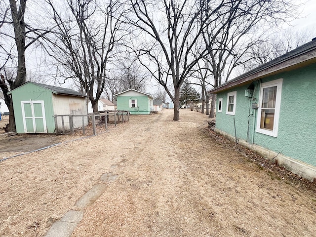 view of yard featuring a storage unit