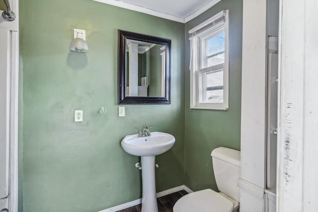 bathroom featuring baseboards and toilet