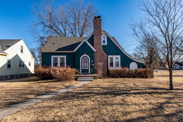 view of front facade featuring a front yard