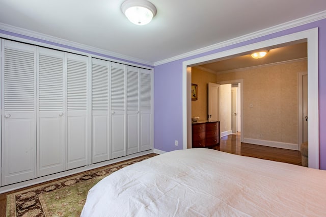 bedroom featuring crown molding, dark hardwood / wood-style floors, and a closet