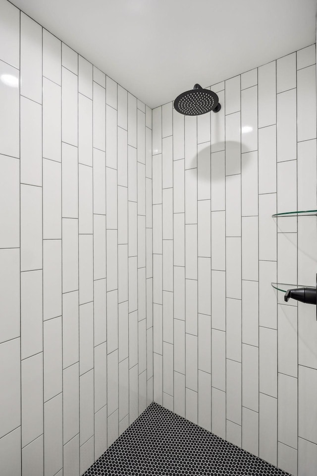 bathroom featuring a tile shower