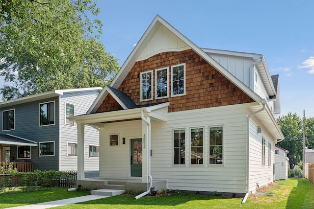 view of front facade featuring covered porch and a front lawn