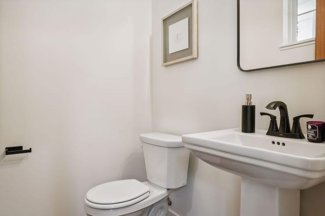 bathroom featuring toilet and sink