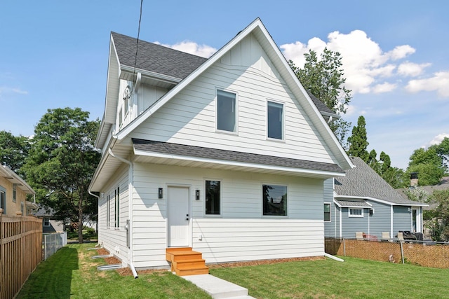 view of front of house featuring a front lawn