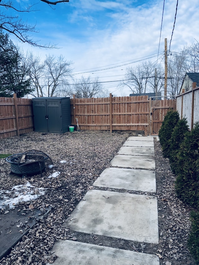 view of yard featuring an outdoor fire pit