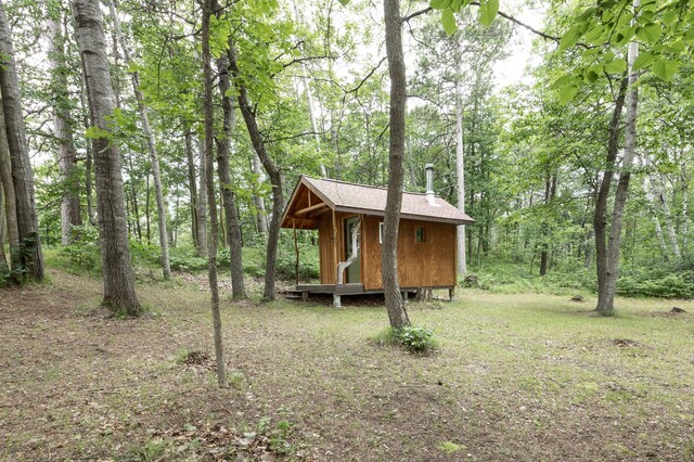 view of yard with an outbuilding