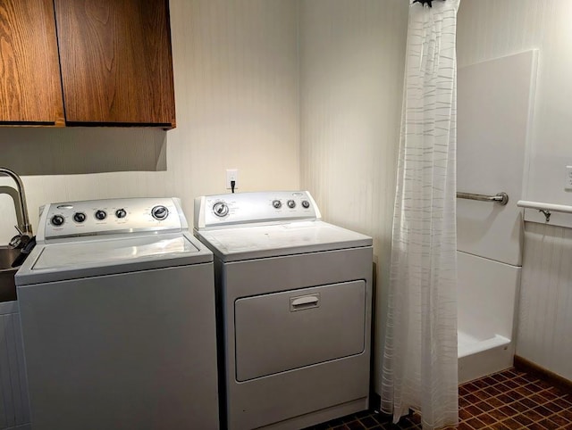 laundry room featuring cabinets and independent washer and dryer