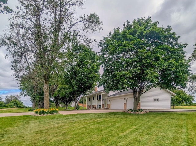 view of front facade featuring a garage and a front lawn