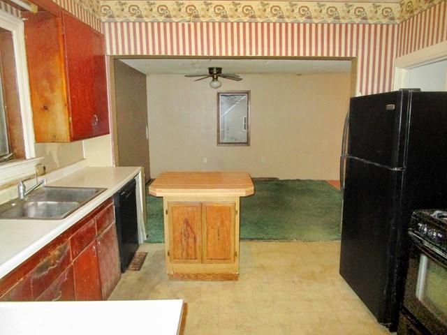 104 6th Ave E, Ellendale, MN 56026 - kitchen featuring black appliances, ceiling fan, a sink, and wallpapered walls