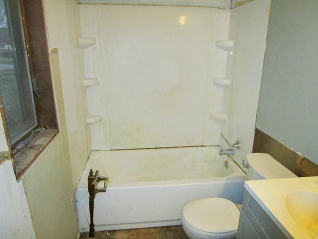 104 6th Ave E, Ellendale, MN 56026 - full bath featuring toilet, vanity, and bathtub / shower combination
