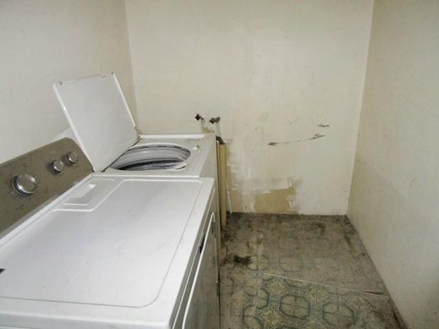 104 6th Ave E, Ellendale, MN 56026 - clothes washing area featuring separate washer and dryer and laundry area