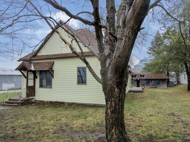 104 6th Ave E, Ellendale, MN 56026 - view of home's exterior featuring a lawn