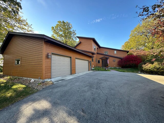 view of front facade with an attached garage and driveway