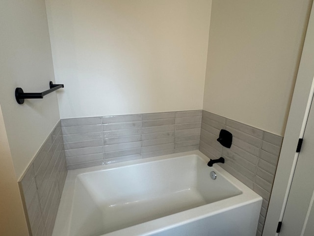 14514 Kingsview Ln, Dayton, MN 55327 - bathroom featuring a garden tub