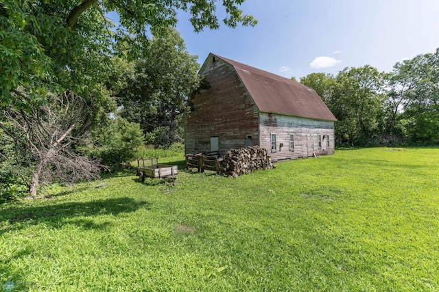 view of yard featuring an outbuilding