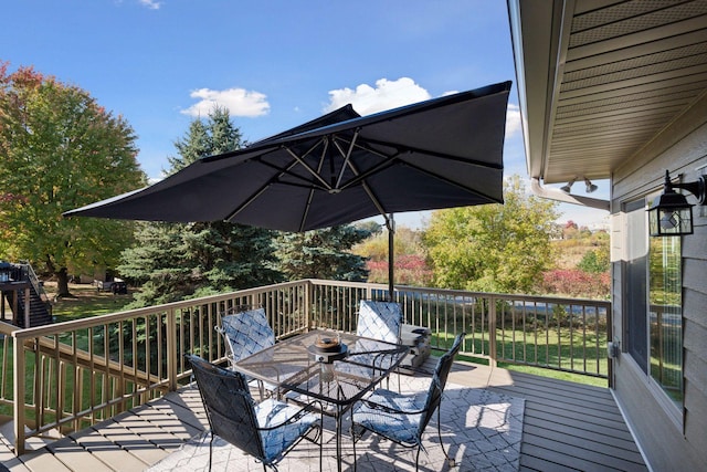 deck featuring outdoor dining space