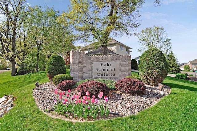 community / neighborhood sign featuring a yard