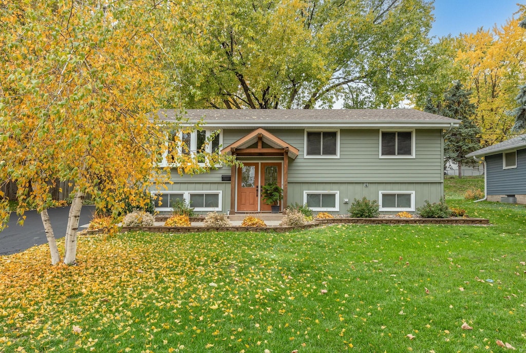 raised ranch featuring a front yard