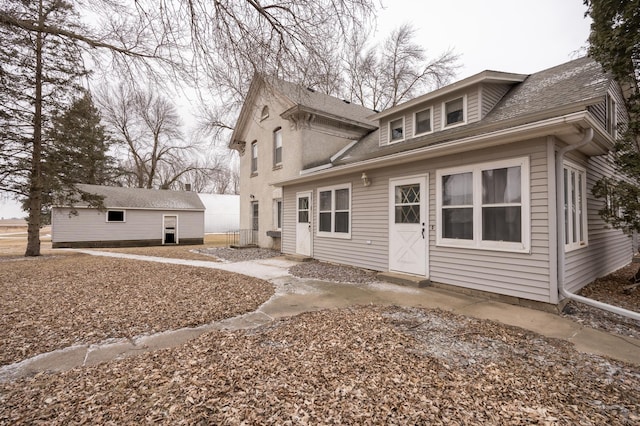 view of front of property featuring an outdoor structure