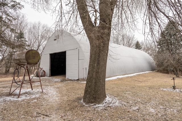 view of yard featuring an outdoor structure