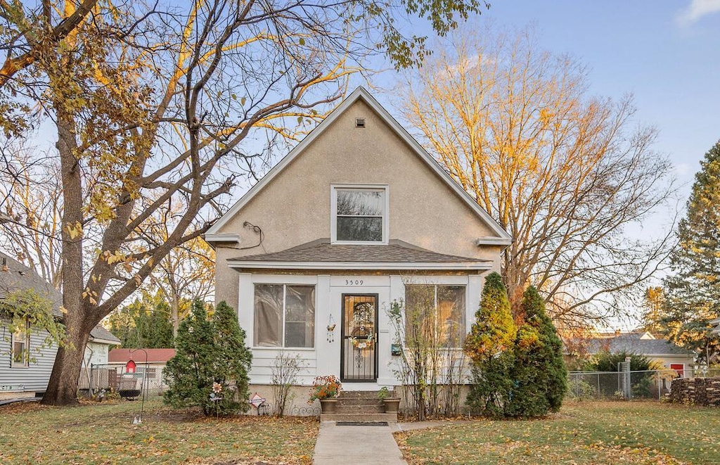 view of front facade with a front yard