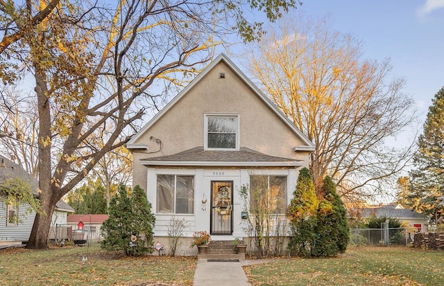 view of front facade with a front yard