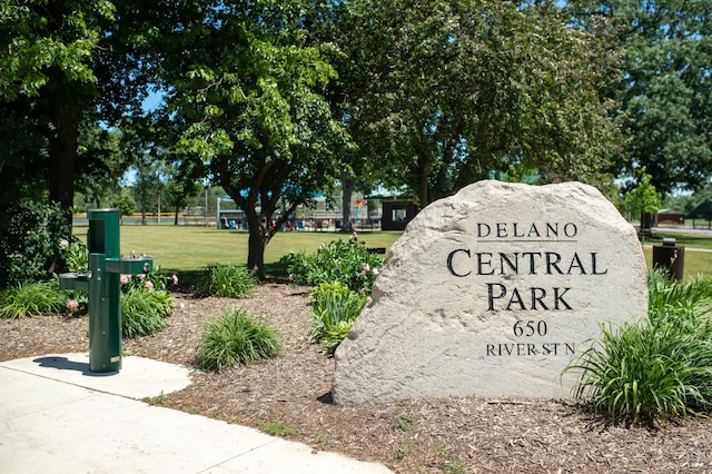 community sign featuring a lawn