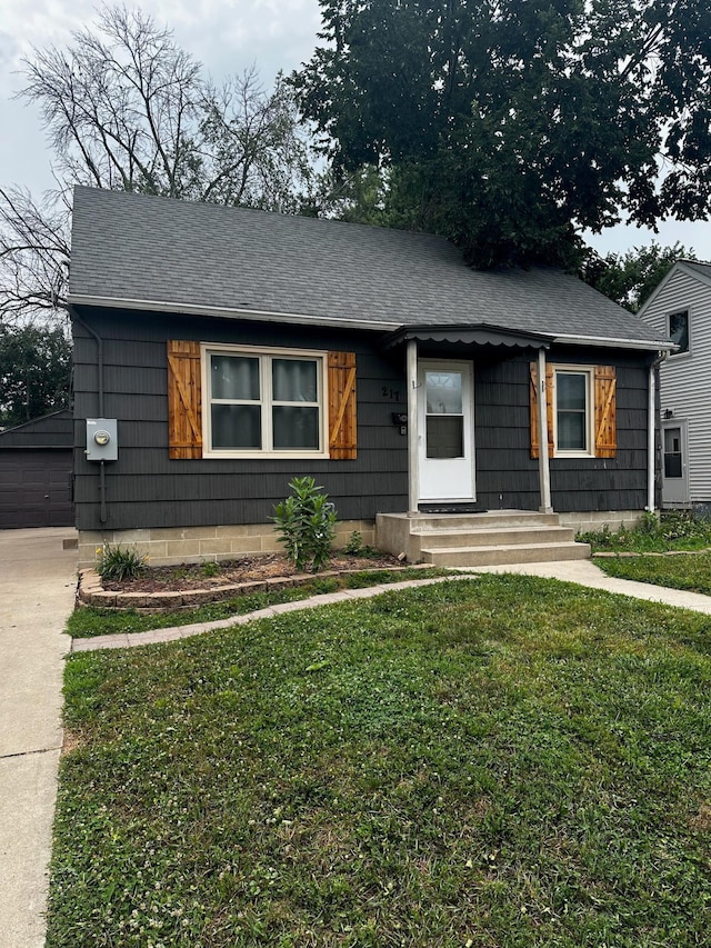 view of front of home featuring a front yard