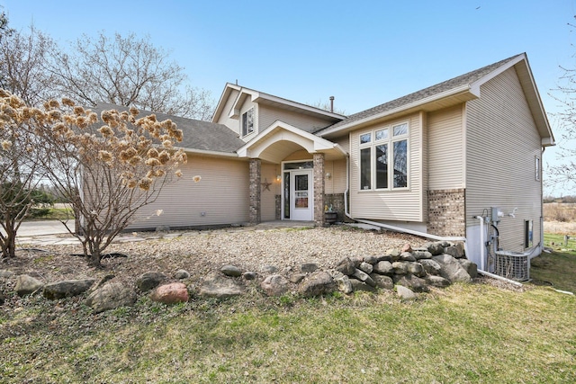 view of front of property featuring a front lawn and brick siding
