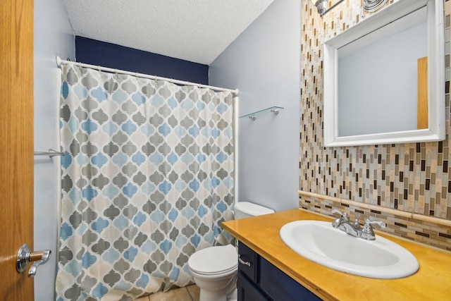 full bath featuring vanity, toilet, a shower with shower curtain, a textured ceiling, and tasteful backsplash