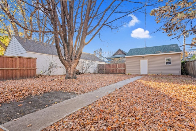 view of yard with an outbuilding