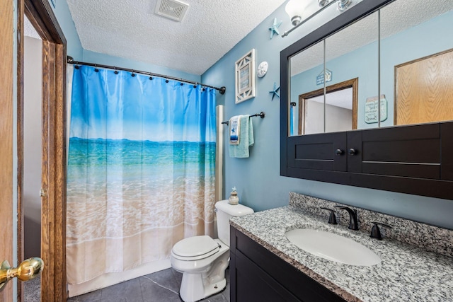 full bathroom featuring shower / tub combo with curtain, vanity, toilet, and a textured ceiling