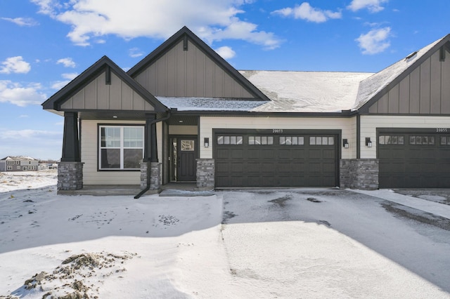 craftsman house featuring a garage