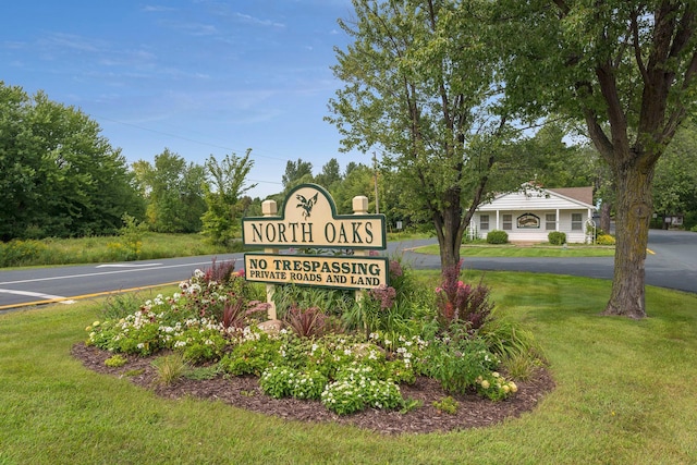 community sign with a lawn