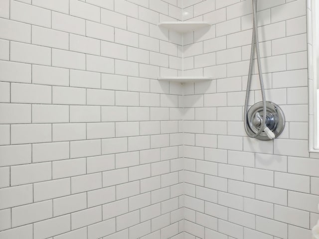 full bathroom featuring a tile shower