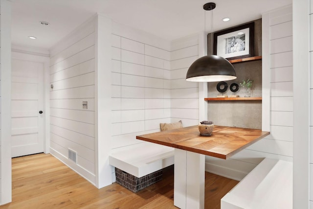 dining room featuring breakfast area, visible vents, wood finished floors, and recessed lighting