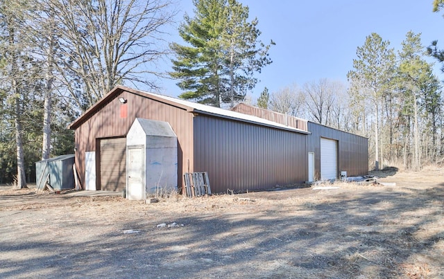 view of outdoor structure with an outbuilding