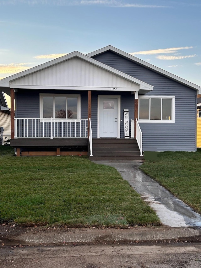 view of front of property featuring a porch and a front yard