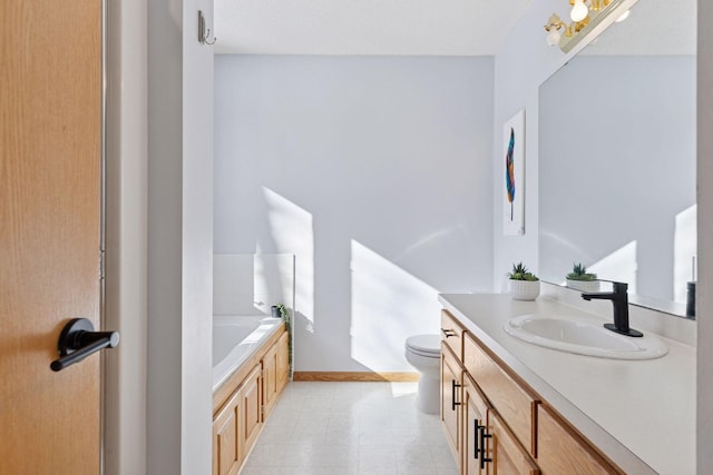 full bath featuring a garden tub, baseboards, toilet, and vanity