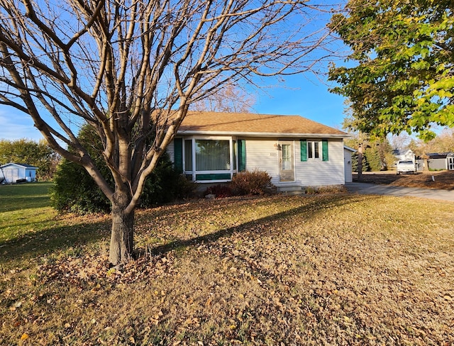 view of front facade featuring a front yard and driveway